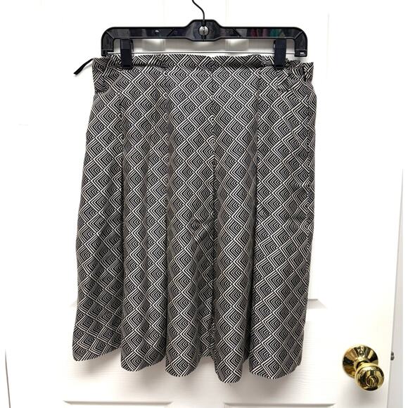 Banana Republic Black Cream Skirt, Geometric Ruffle Waist Pleats, Women's Size 2 - Picture 3 of 6